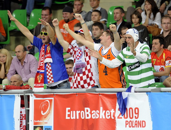 Bydgoszcz, 150909.
Dvorana Sport Arena Luczniczka.
Europsko prvenstvo u kosarci u Poljskoj, drugi krug natjecanja po skupinama 3. kolo grupe E, utakmica izmedju Hrvatske i Njemacke odlucujuca za ulazak u cetvrtfinale.
Na slici: hrvatski navijaci.
Foto: Dr