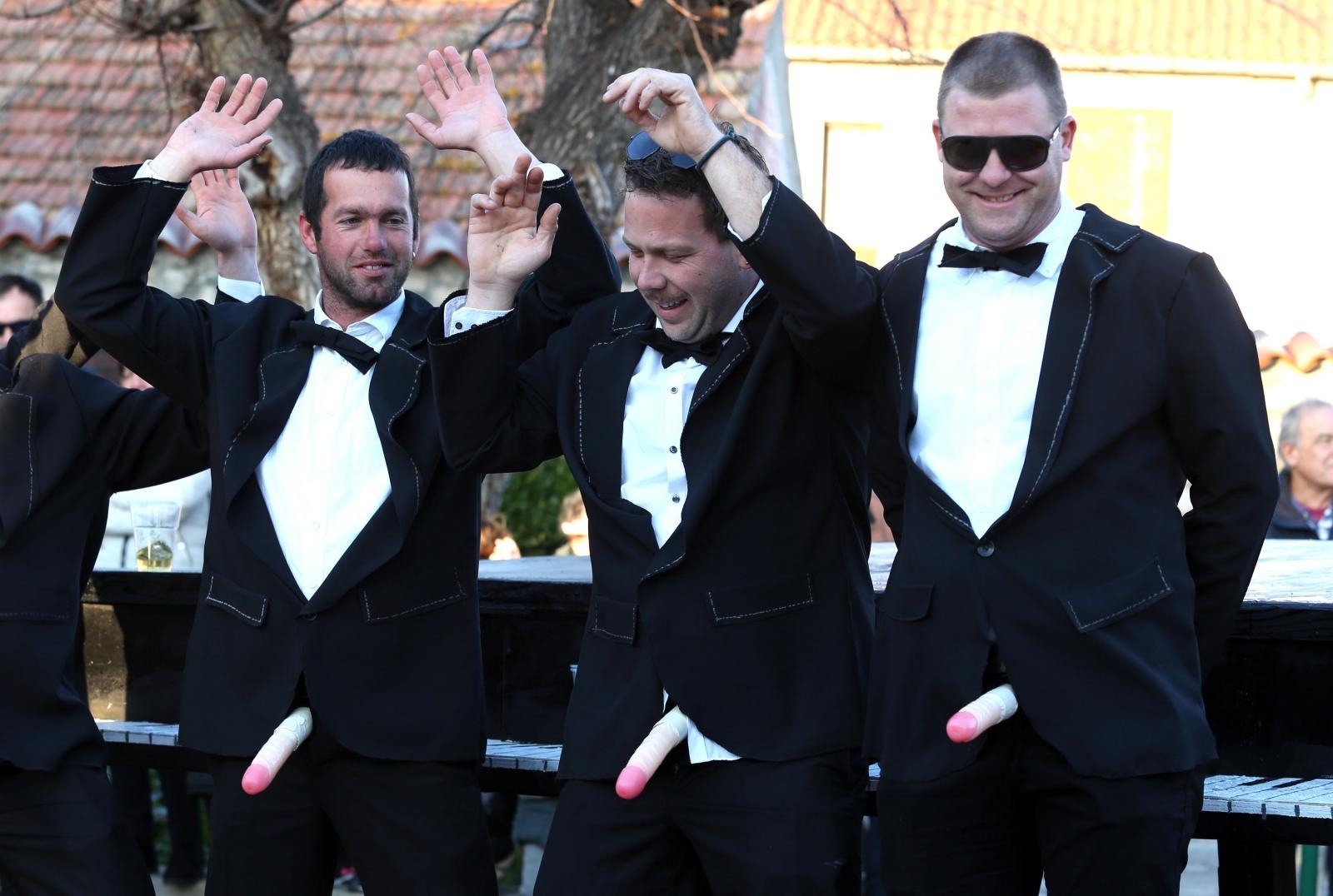 Murter: Maškarana povorka Velike Bake