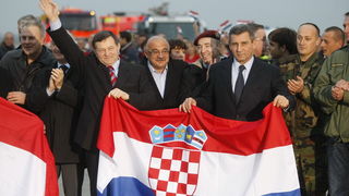 Zagreb, 161112.
Pleso.
Nakon oslobadjajuce presude i provedenih 7 i 5 godina u Haaskom pritvoru, generali Ante Gotovina i Mladen Markac posebnim Vladinim zrakoplovom sletjeli su oko 16h na zagrebacki aerodrom.
Na fotografiji: Mladen Markac, Ivan Cermak, A