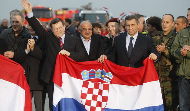 Zagreb, 161112.
Pleso.
Nakon oslobadjajuce presude i provedenih 7 i 5 godina u Haaskom pritvoru, generali Ante Gotovina i Mladen Markac posebnim Vladinim zrakoplovom sletjeli su oko 16h na zagrebacki aerodrom.
Na fotografiji: Mladen Markac, Ivan Cermak, A