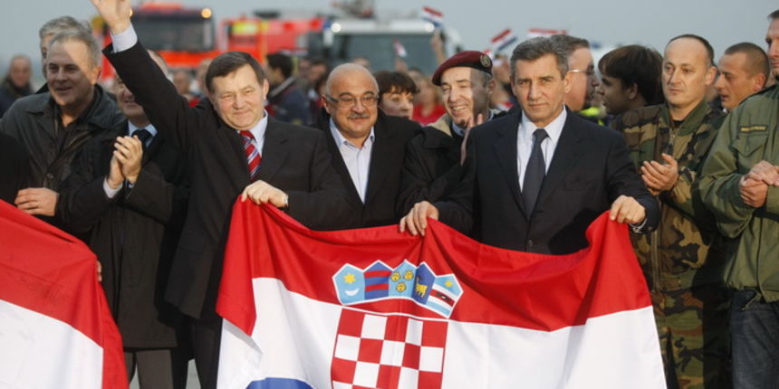 Zagreb, 161112.
Pleso.
Nakon oslobadjajuce presude i provedenih 7 i 5 godina u Haaskom pritvoru, generali Ante Gotovina i Mladen Markac posebnim Vladinim zrakoplovom sletjeli su oko 16h na zagrebacki aerodrom.
Na fotografiji: Mladen Markac, Ivan Cermak, A