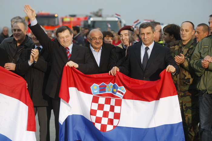 Zagreb, 161112.
Pleso.
Nakon oslobadjajuce presude i provedenih 7 i 5 godina u Haaskom pritvoru, generali Ante Gotovina i Mladen Markac posebnim Vladinim zrakoplovom sletjeli su oko 16h na zagrebacki aerodrom.
Na fotografiji: Mladen Markac, Ivan Cermak, A