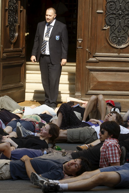 Zagreb, 130710.
Cirilometodska ulica.
Ispred gradske skupstine.
Udruge Zelena akcija i Pravo na grad organiziraju nastavak prosvjeda gradjana zbog gradnje ulazno-izlazne rampe u Varsavskoj za garazu Hoto grupe Tomislava Horvatincica.
Na slici: Prosvjednic Zagreb, 130710.
Cirilometodska ulica.
Ispred gradske skupstine.
Udruge Zelena akcija i Pravo na grad organiziraju nastavak prosvjeda gradjana zbog gradnje ulazno-izlazne rampe u Varsavskoj za garazu Hoto grupe Tomislava Horvatincica.
Na slici: Prosvjednic