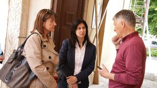 Izložba nosi naziv “Približavanje – stih i slika”, a otvara se u klaustru samostana Sv. Frane. Izložba nosi naziv “Približavanje – stih i slika”, a otvara se u klaustru samostana Sv. Frane.