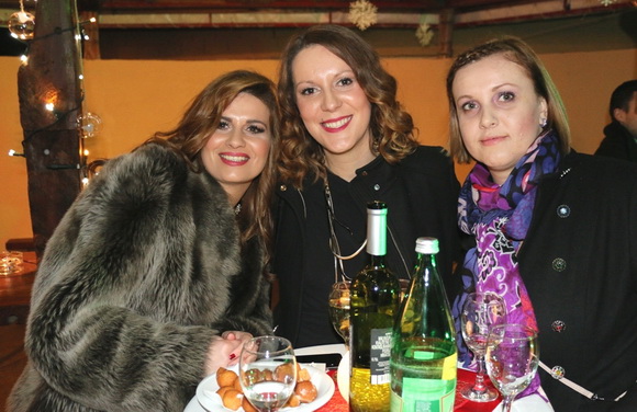 Virani 2016. godinu dočekali uz Lidiju Bačić, Leteći odred i spektakularan vatromet Virani 2016. godinu dočekali uz Lidiju Bačić, Leteći odred i spektakularan vatromet