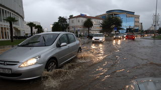 Zadar, 261110.
Oko 13 sati na grad Zadar srucilo se grmljavinsko nevrijeme praceno jakom kisom i tucom, te stvorilo probleme u prometu.
Na fotografiji: promet po zadarskim ulicama.
Foto: Vladimir Ivanov / CROPIX