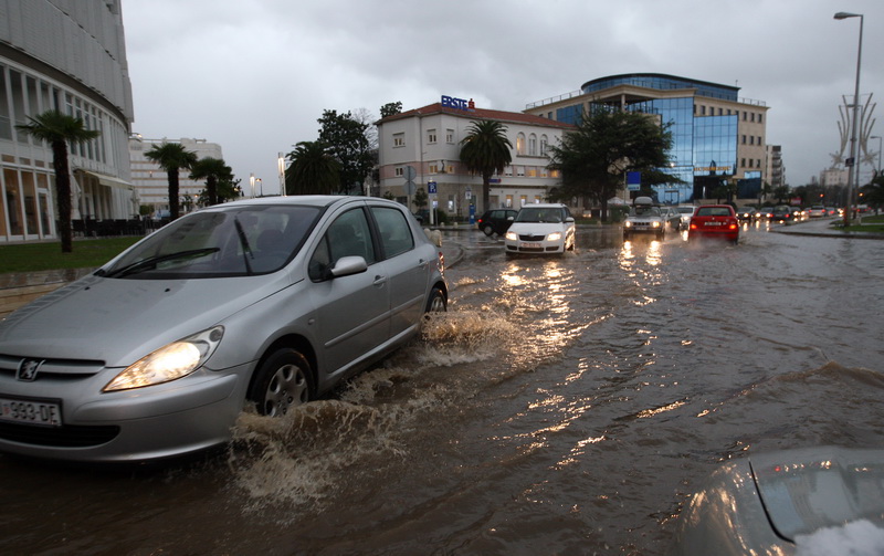 Zadar, 261110.
Oko 13 sati na grad Zadar srucilo se grmljavinsko nevrijeme praceno jakom kisom i tucom, te stvorilo probleme u prometu.
Na fotografiji: promet po zadarskim ulicama.
Foto: Vladimir Ivanov / CROPIX