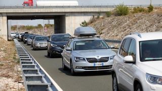 Zbog požara zatvorena autocesta A1 kod Pirovca: Neki vozači se okretali i vozili u suprotnom smjeru Zbog požara zatvorena autocesta A1 kod Pirovca: Neki vozači se okretali i vozili u suprotnom smjeru