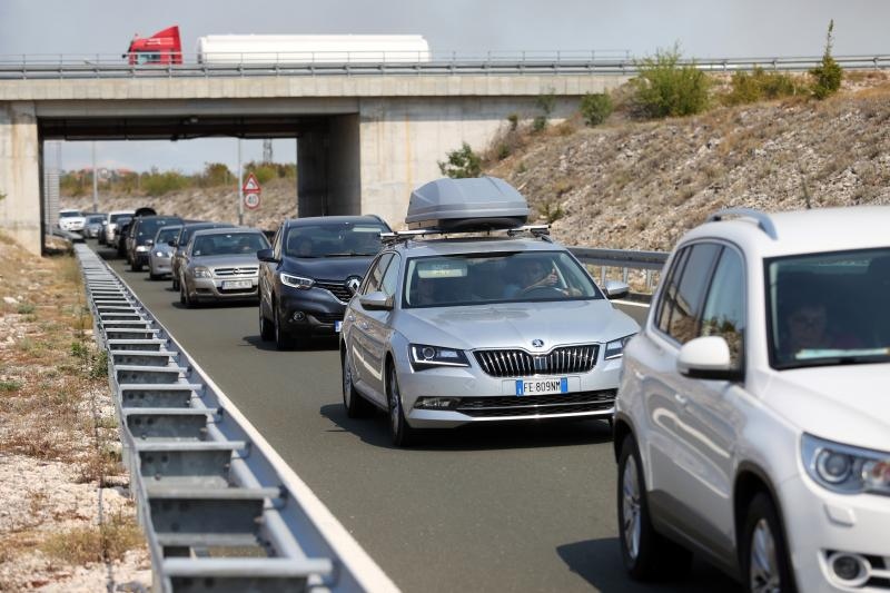 Zbog požara zatvorena autocesta A1 kod Pirovca: Neki vozači se okretali i vozili u suprotnom smjeru Zbog požara zatvorena autocesta A1 kod Pirovca: Neki vozači se okretali i vozili u suprotnom smjeru