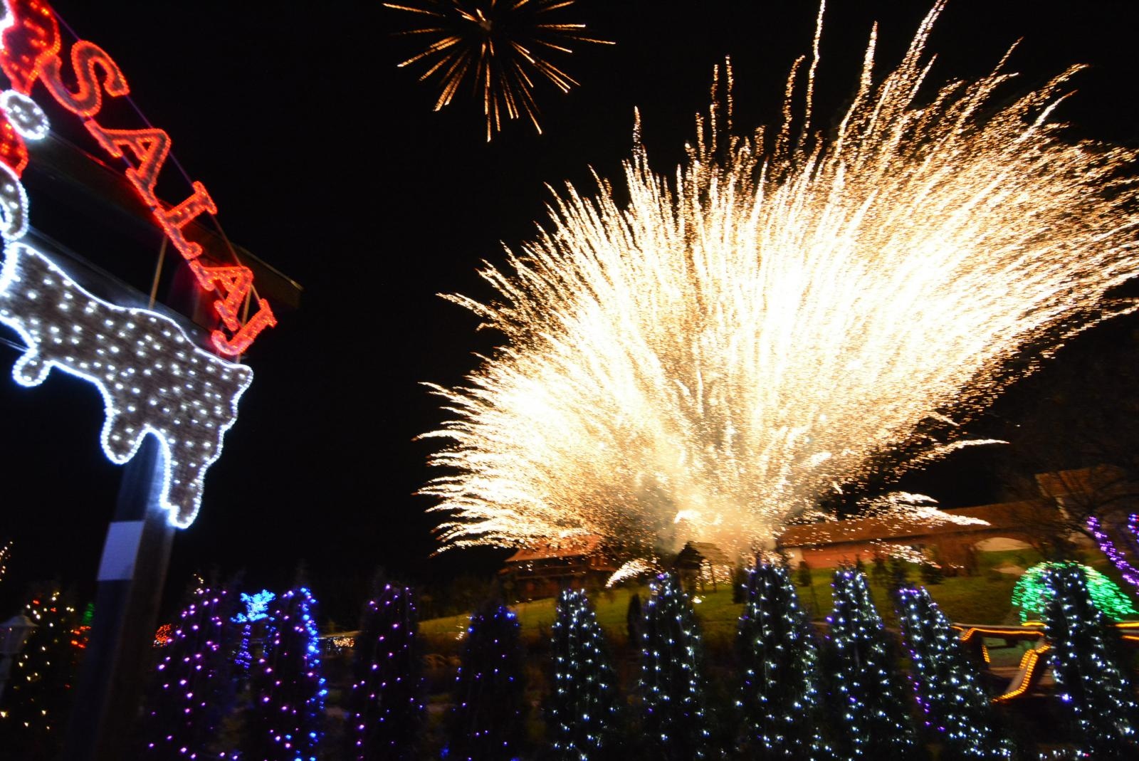 Uz 2,5 milijuna lampica zasjala ovogodišnja božićna bajka u Salajlandu Uz 2,5 milijuna lampica zasjala ovogodišnja božićna bajka u Salajlandu