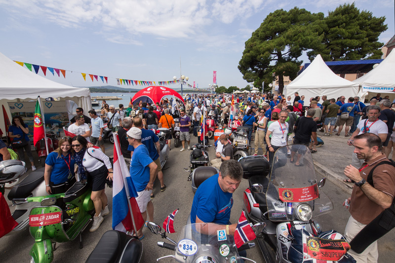 Spektakularni defile vespaša, foto: Vinko Pešić Spektakularni defile vespaša, foto: Vinko Pešić