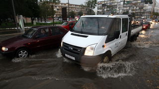 Zadar, 261110.
Oko 13 sati na grad Zadar srucilo se grmljavinsko nevrijeme praceno jakom kisom i tucom, te stvorilo probleme u prometu.
Na fotografiji: promet na relji.
Foto: Vladimir Ivanov / CROPIX