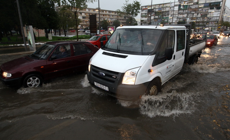 Zadar, 261110.
Oko 13 sati na grad Zadar srucilo se grmljavinsko nevrijeme praceno jakom kisom i tucom, te stvorilo probleme u prometu.
Na fotografiji: promet na relji.
Foto: Vladimir Ivanov / CROPIX