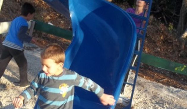 Akcijom “Svi za djecu” uređeno igralište u Banju