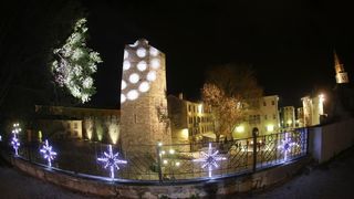 Perivoj Jelene Madijevke na trgu Pet bunara dobio je novo bozicno ruho. Photo: Filip Brala/PIXSELL Perivoj Jelene Madijevke na trgu Pet bunara dobio je novo bozicno ruho. Photo: Filip Brala/PIXSELL