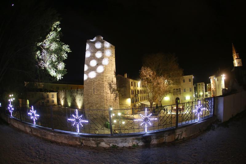 Perivoj Jelene Madijevke na trgu Pet bunara dobio je novo bozicno ruho. Photo: Filip Brala/PIXSELL Perivoj Jelene Madijevke na trgu Pet bunara dobio je novo bozicno ruho. Photo: Filip Brala/PIXSELL