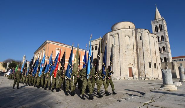 Mimohod postrojbi na proslavi obljetnice VRO Maslenica