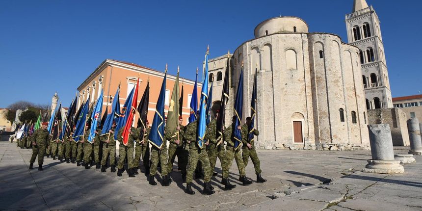 Mimohod postrojbi na proslavi obljetnice VRO Maslenica