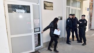 Ispred zadarskog Centra za socijalnu skrb, odrzan je prosvjed kako bi se izrazilo nezadovoljstvo nacinom rada djelatnika ove institucije. Prosvjed je potaknut nedavnim zbivanjima u skucaju obiteli Bozic. Photo: Dino Stanin/PIXSELL Autor  Dino Stanin/PIXS