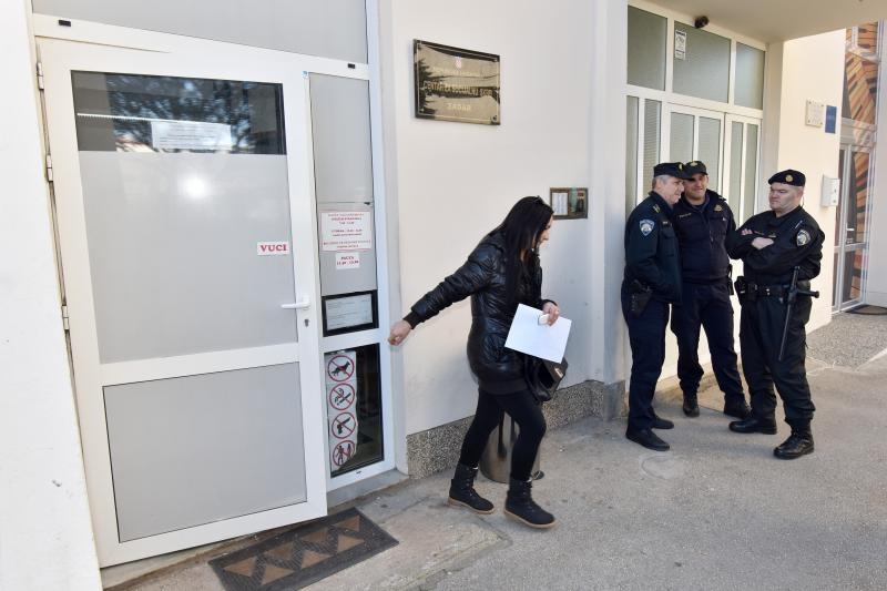 Ispred zadarskog Centra za socijalnu skrb, odrzan je prosvjed kako bi se izrazilo nezadovoljstvo nacinom rada djelatnika ove institucije. Prosvjed je potaknut nedavnim zbivanjima u skucaju obiteli Bozic. Photo: Dino Stanin/PIXSELL Autor  Dino Stanin/PIXS