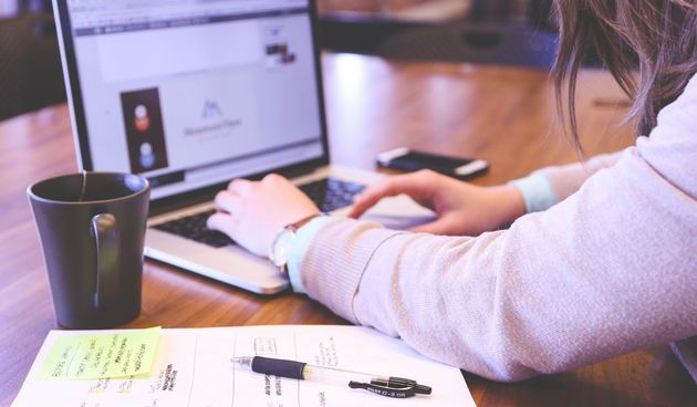 Raditi od doma – nije nemoguće, ali rad od kuće s malom djecom jest težak. Traže pažnju svaku sekundu, a vi mu je i želite dati – pa može biti vrlo zeznuto