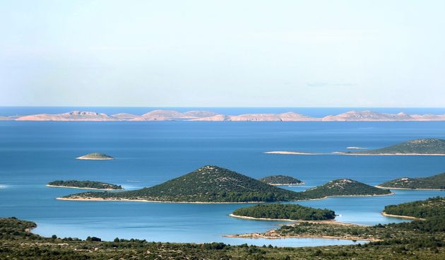 Pogled s vidikovca Kamenjak na Vransko jezero i otoke nacionalnog parka Kornati