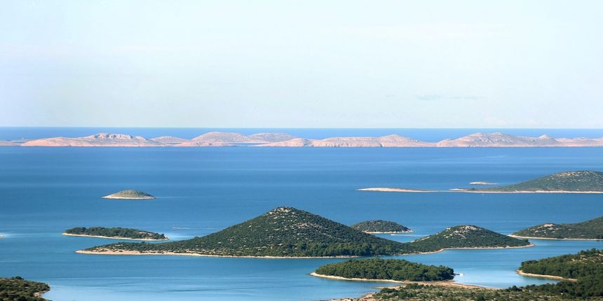 Pogled s vidikovca Kamenjak na Vransko jezero i otoke nacionalnog parka Kornati Pogled s vidikovca Kamenjak na Vransko jezero i otoke nacionalnog parka Kornati