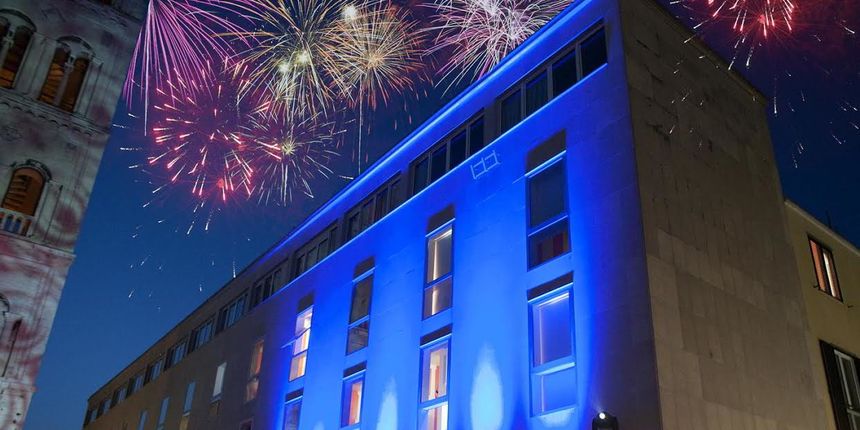 Doček nove i vatromet u ponoć by Caffe Bar Forum Doček nove i vatromet u ponoć by Caffe Bar Forum