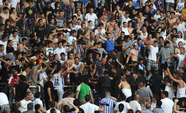 Zadar, 080610.
Dvorana Kresimir Cosic.
Cetvrta finalna kosarkaska utkmica izmedju Zadra i Cibone.
Na fotografiji: neredi na tribini.
Foto: Andrija Lucic / CROPIX Zadar, 080610.
Dvorana Kresimir Cosic.
Cetvrta finalna kosarkaska utkmica izmedju Zadra i Cibone.
Na fotografiji: neredi na tribini.
Foto: Andrija Lucic / CROPIX