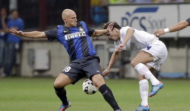 Milano, 090812.Uzvratna utakmica treceg pretkola Europske lige izmedju Hajduka i Intera iz Milana.Na slici: Esteban Cambiasso, Antonio Milic.Foto: Roberto Bregani – FOTOPRESS / CROPIX