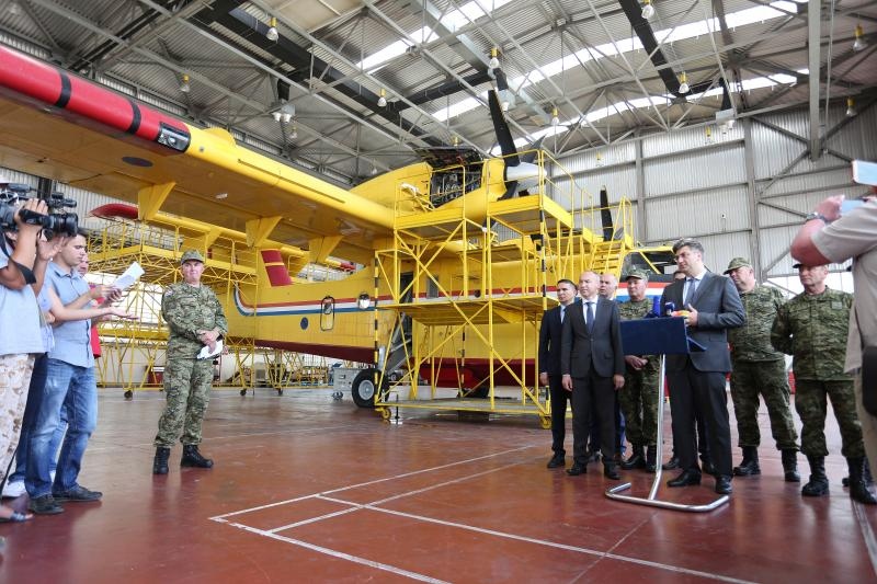 Plenković i Krstičević posjetili zračnu bazu Zemunik i protupožarnu eskadrilu Plenković i Krstičević posjetili zračnu bazu Zemunik i protupožarnu eskadrilu