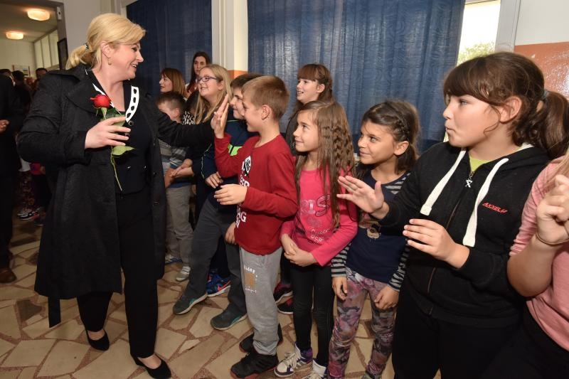 Predsjednica Kolinda Grabar Kitarović položila vijenac i zapalila svijeće za žrtve Škabrnje, Foto: Dino Stanin/PIXSELL