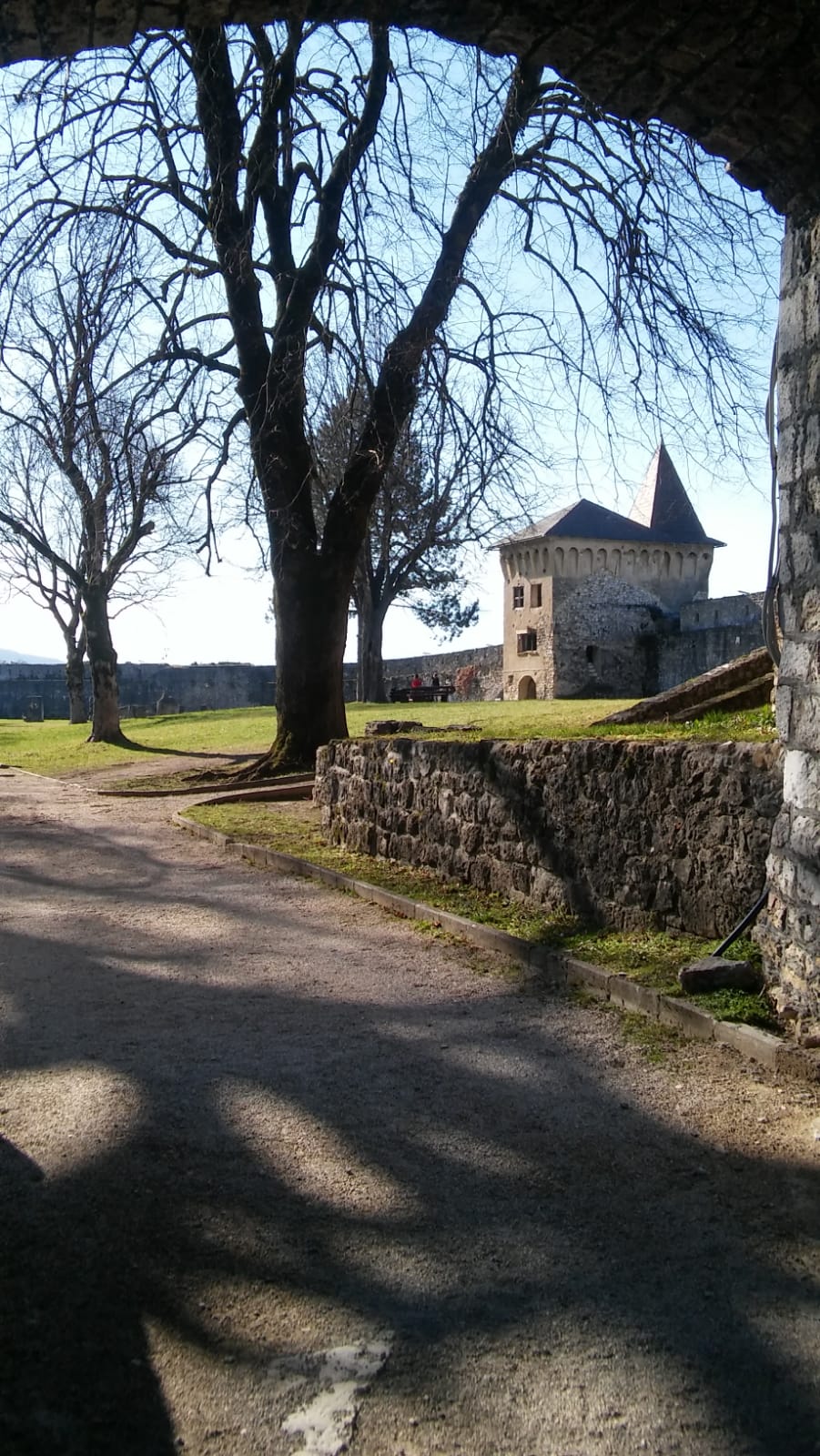 Prijepodne u Cazinu, Kostelski buk i posjet tvrđavi Ostrožac