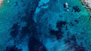 Spektakularan pogled iz zraka na uvalu i otočić Pokonji Dol kod Hvara