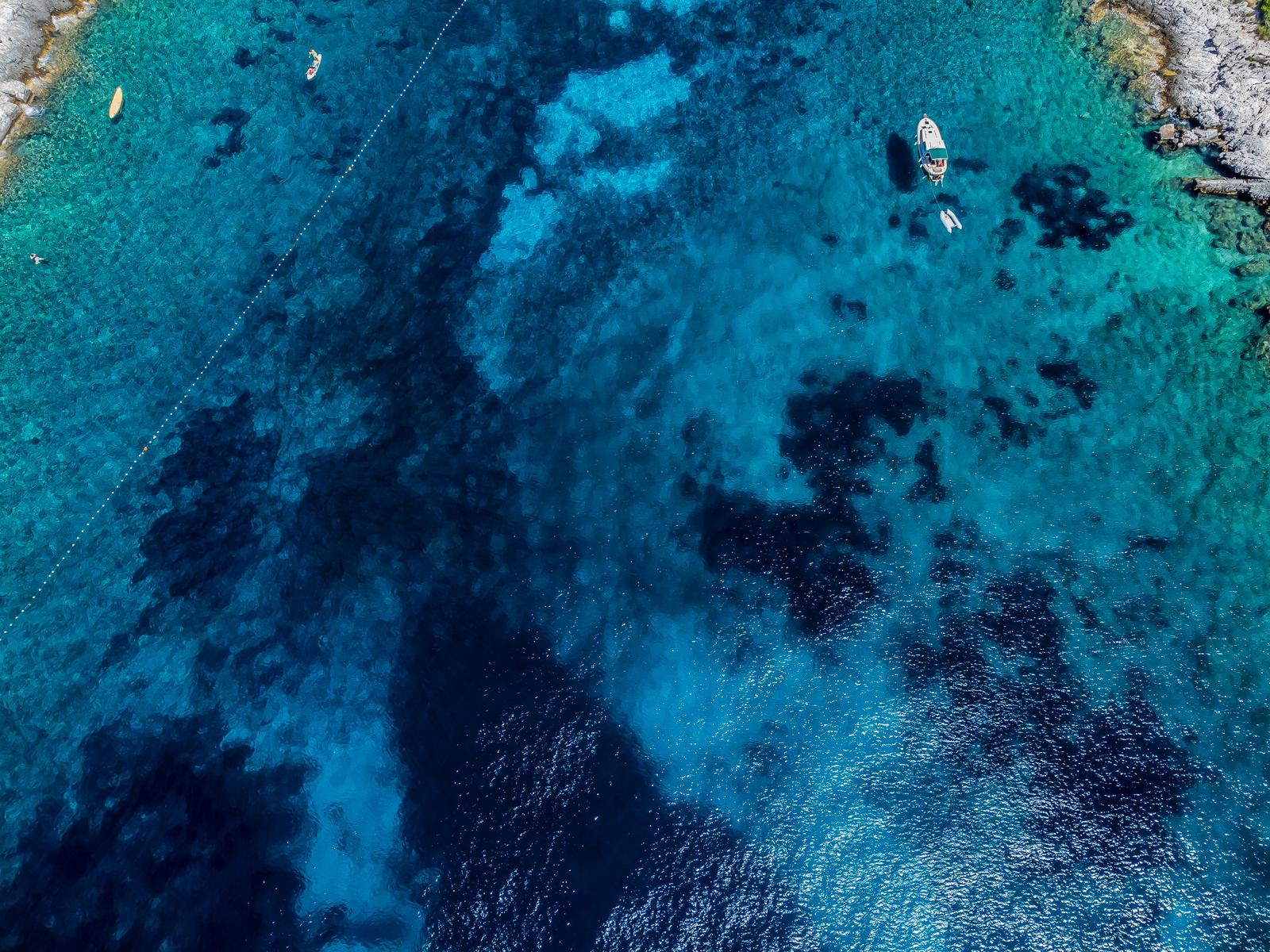 Spektakularan pogled iz zraka na uvalu i otočić Pokonji Dol kod Hvara