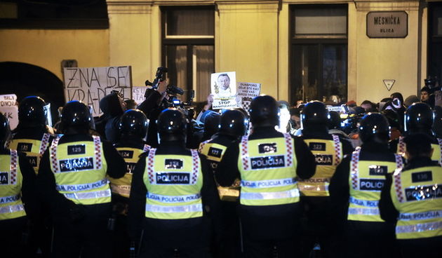 Zagreb, 240211.
Ponovni prosvjed protiv vlade Jadranke Kosor organiziran preko Facebooka pod vodstvom Ivana Pernara, clana “Saveza za promjene”, koja je krenula u 18 h sa Trga bana Jelacica prema Vladi, zaustavljena je prije trga Sv. Marka. Policija je po