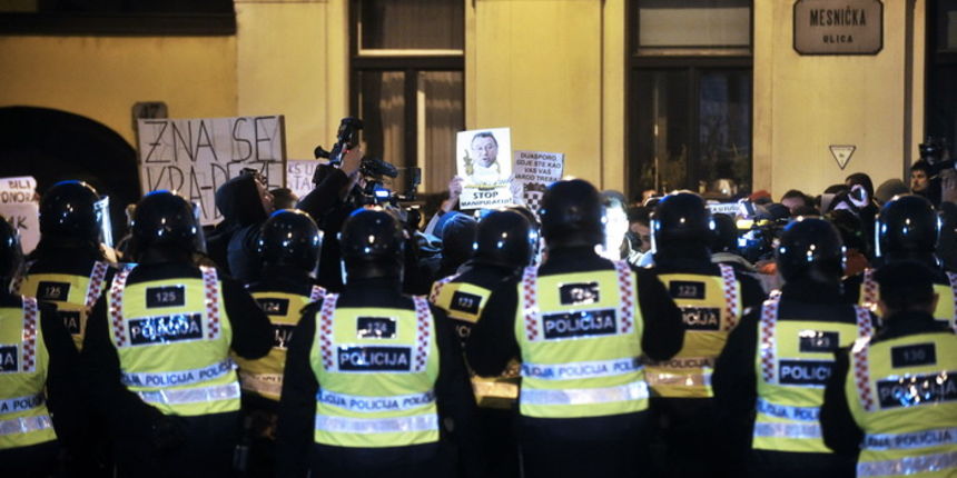 Zagreb, 240211.
Ponovni prosvjed protiv vlade Jadranke Kosor organiziran preko Facebooka pod vodstvom Ivana Pernara, clana “Saveza za promjene”, koja je krenula u 18 h sa Trga bana Jelacica prema Vladi, zaustavljena je prije trga Sv. Marka. Policija je po