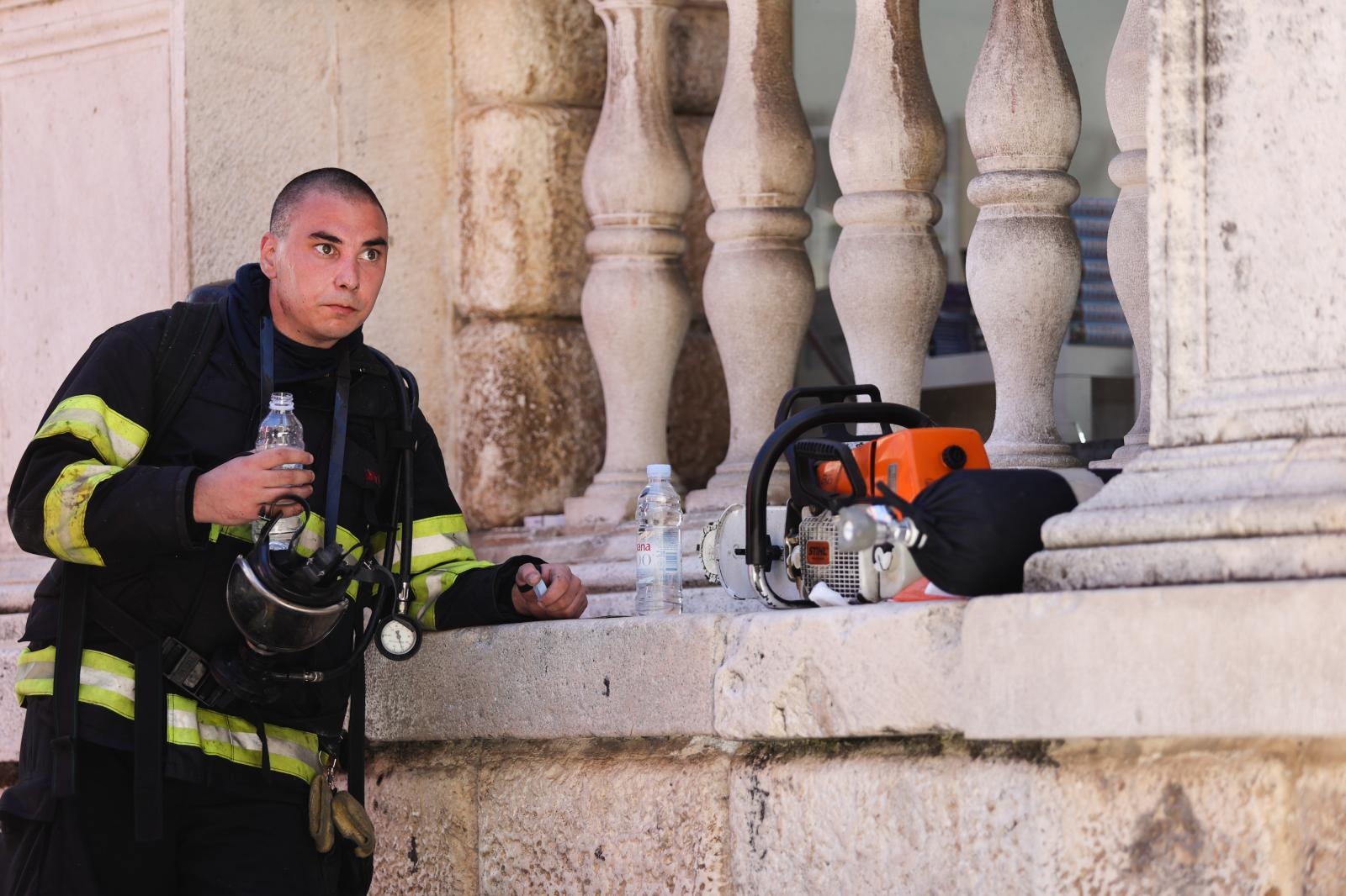 Veliki požar izbio u zgradi na Narodnom trgu Veliki požar izbio u zgradi na Narodnom trgu