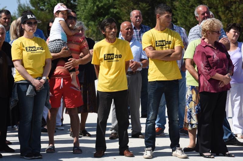 Nekoliko desetaka mještana danas je u Suhovarama prosvjedovalo je protiv projekta zbrinjavanja otpada u Biljanima.  Photo: Dino Stanin/PIXSELL