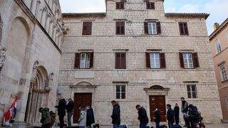 Muška molitva ispred katedrale Sv. Stošije