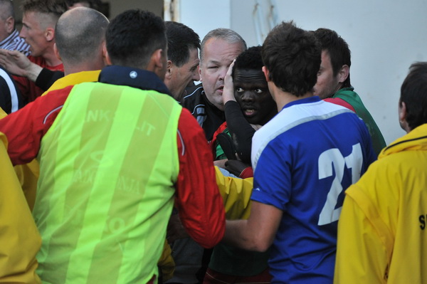Zadar, 260513.
Stadion Stanovi.
Utakmica MAXtv 1. HNL izmedju Zadra i Splita. Nakon utakmice tamnoputi igrac Splita Belle je reagirao na rasisticke uvrede iz publike pa je doslo do naguravanja i tucnjave sa zastitarom.
Foto: Luka Gerlanc / CROPIX Zadar, 260513.
Stadion Stanovi.
Utakmica MAXtv 1. HNL izmedju Zadra i Splita. Nakon utakmice tamnoputi igrac Splita Belle je reagirao na rasisticke uvrede iz publike pa je doslo do naguravanja i tucnjave sa zastitarom.
Foto: Luka Gerlanc / CROPIX