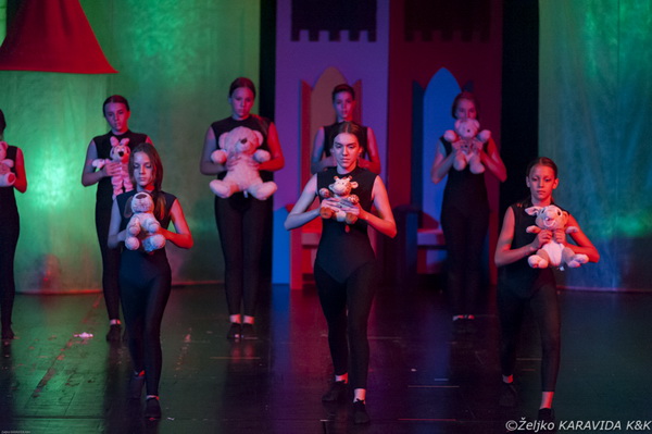 HNK Zadar: Bajka.hr Plesne udruge Gesta, Foto: Željko Karavida HNK Zadar: Bajka.hr Plesne udruge Gesta, Foto: Željko Karavida