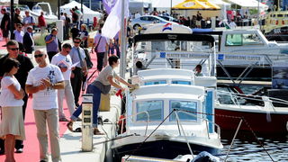 Sibenik ,160910.
Marina Mandalina
Treci Adriatic Boat Show otvoren i traje 4 dana u kojem ce posjetitelji imati priliku vidjeti preko 150 plovila i preko 175 standova sa ponudom svega vezanog more i brodove
na slici izlozbeni brodovi.
Foto: Niksa Stipanic