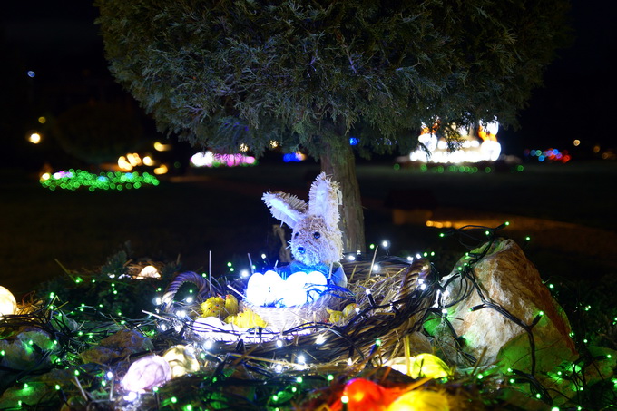 Cazma, 060412.
Obitelj Salaj iz Grabovnice kraj Cazme po prvi je put po uzoru na bozicni ugodjaj priredila i “Uskrsnu pricu”. Za tu su priliku imanje ukrasili s 2700 pisanica, zeceva, pilica i pijetlova koji svijetle po noci i ostavljaju posjetioce bez da