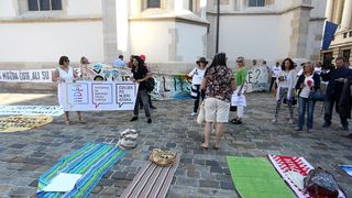 Otočani Markov trg pretvorili u plažu Otočani Markov trg pretvorili u plažu