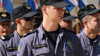 U prigodi Dana hrvatske policije i njihovog zaštitnika Sv.Mihovila danas je u PU Zadarskoj održana prigodna svečanost.U nastavku svečanosti, pokaznu vježbu samoobrane izveli su pripadnici interventne jedinice PU Zadarske te su podijeljena priznanja nagrađ U prigodi Dana hrvatske policije i njihovog zaštitnika Sv.Mihovila danas je u PU Zadarskoj održana prigodna svečanost.U nastavku svečanosti, pokaznu vježbu samoobrane izveli su pripadnici interventne jedinice PU Zadarske te su podijeljena priznanja nagrađ