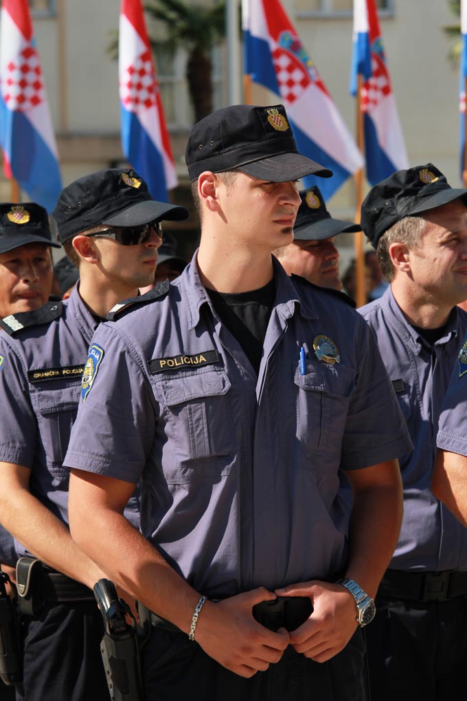 U prigodi Dana hrvatske policije i njihovog zaštitnika Sv.Mihovila danas je u PU Zadarskoj održana prigodna svečanost.U nastavku svečanosti, pokaznu vježbu samoobrane izveli su pripadnici interventne jedinice PU Zadarske te su podijeljena priznanja nagrađ U prigodi Dana hrvatske policije i njihovog zaštitnika Sv.Mihovila danas je u PU Zadarskoj održana prigodna svečanost.U nastavku svečanosti, pokaznu vježbu samoobrane izveli su pripadnici interventne jedinice PU Zadarske te su podijeljena priznanja nagrađ