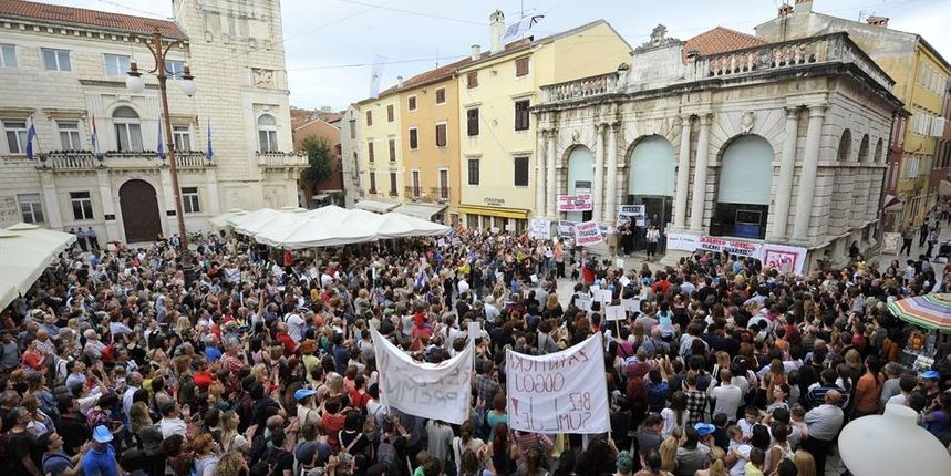Skup podrške cjelovitoj kurikularnoj reformi “Hrvatska može bolje” na Narodnom trgu. Foto: Silvijana Dražović