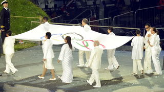 London, 270712.
Olimpijski stadion.
Svecano otvaranje Olimpijskih Igra u Londonu.
Na fotografiji: olimpijska zastava pored u crnim naocalama Muhammed Ali legendarni boksac.
Foto: Drago Sopta / CROPIX