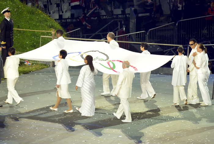 London, 270712.
Olimpijski stadion.
Svecano otvaranje Olimpijskih Igra u Londonu.
Na fotografiji: olimpijska zastava pored u crnim naocalama Muhammed Ali legendarni boksac.
Foto: Drago Sopta / CROPIX